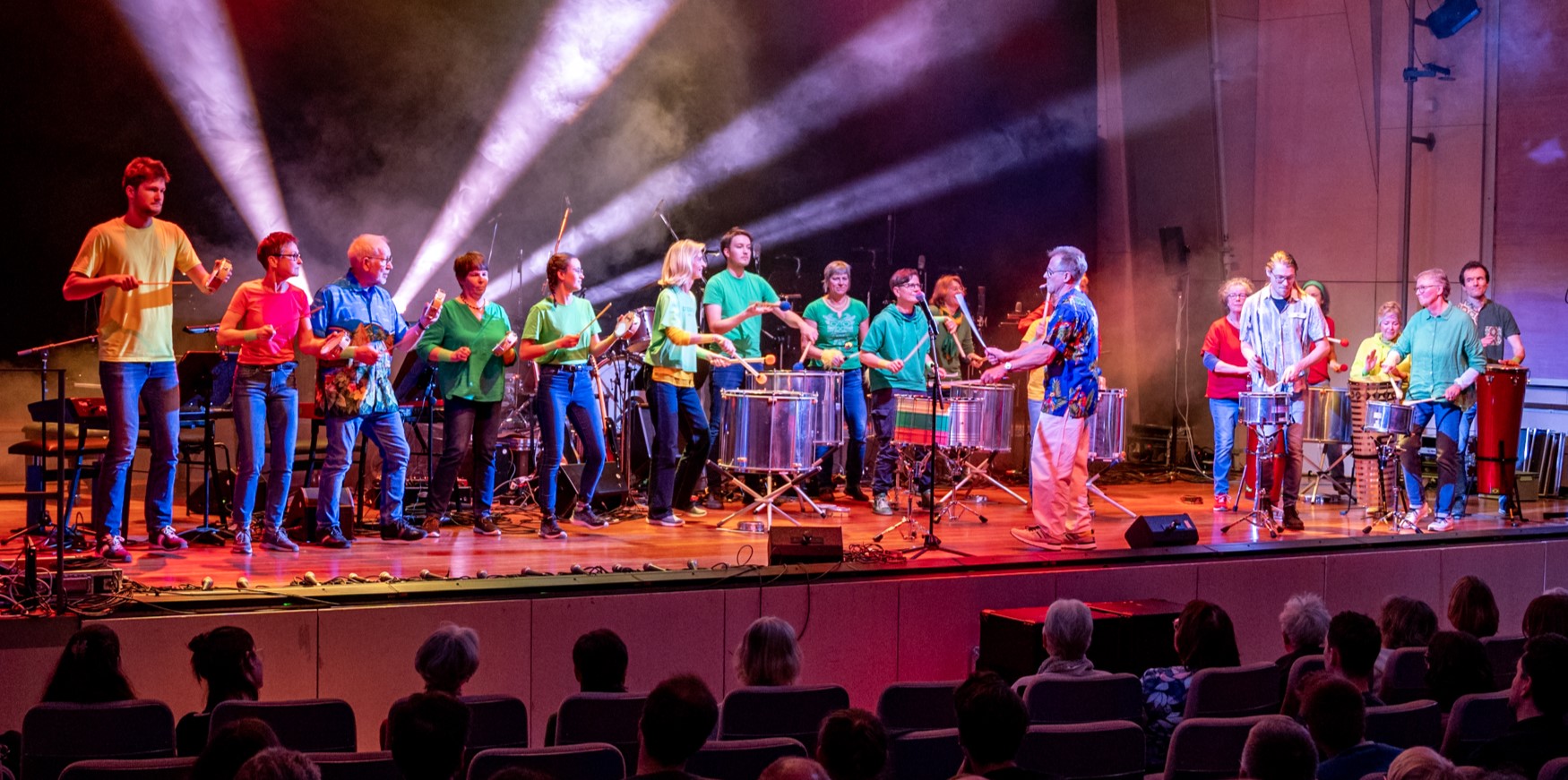 "Projeto do Samba" bei der Pop-Werkstatt am 3. Februar 2024 im Großen Konzertsaal der Musikhochschule Lübeck (© Maximilan Busch)