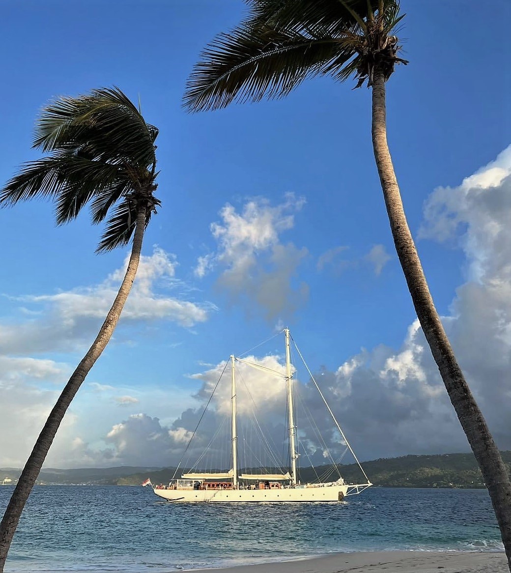 Segelyacht RHEA 2023 in der Bucht von Samaná / Dominikanische Republik (Foto: Sailing-Classics)
