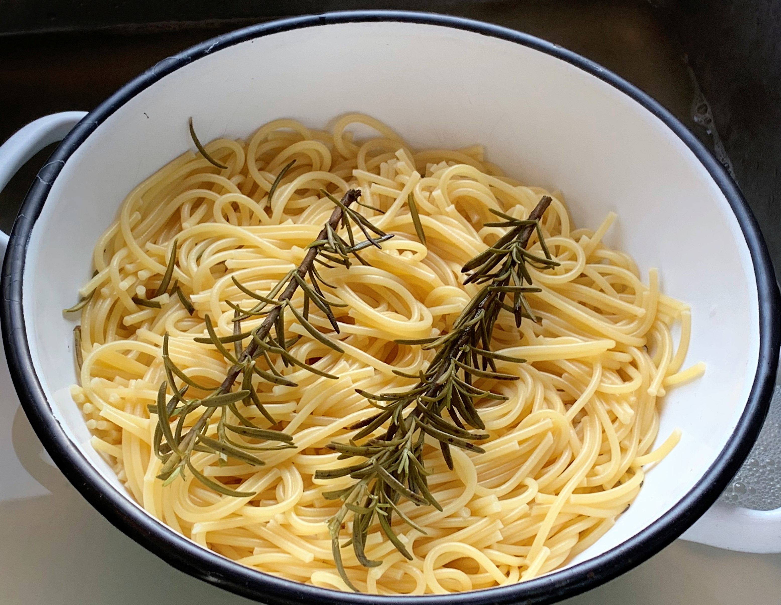Die mitgekochten Rosmarinzweige geben den Spaghetti eine dezente Zusatznote