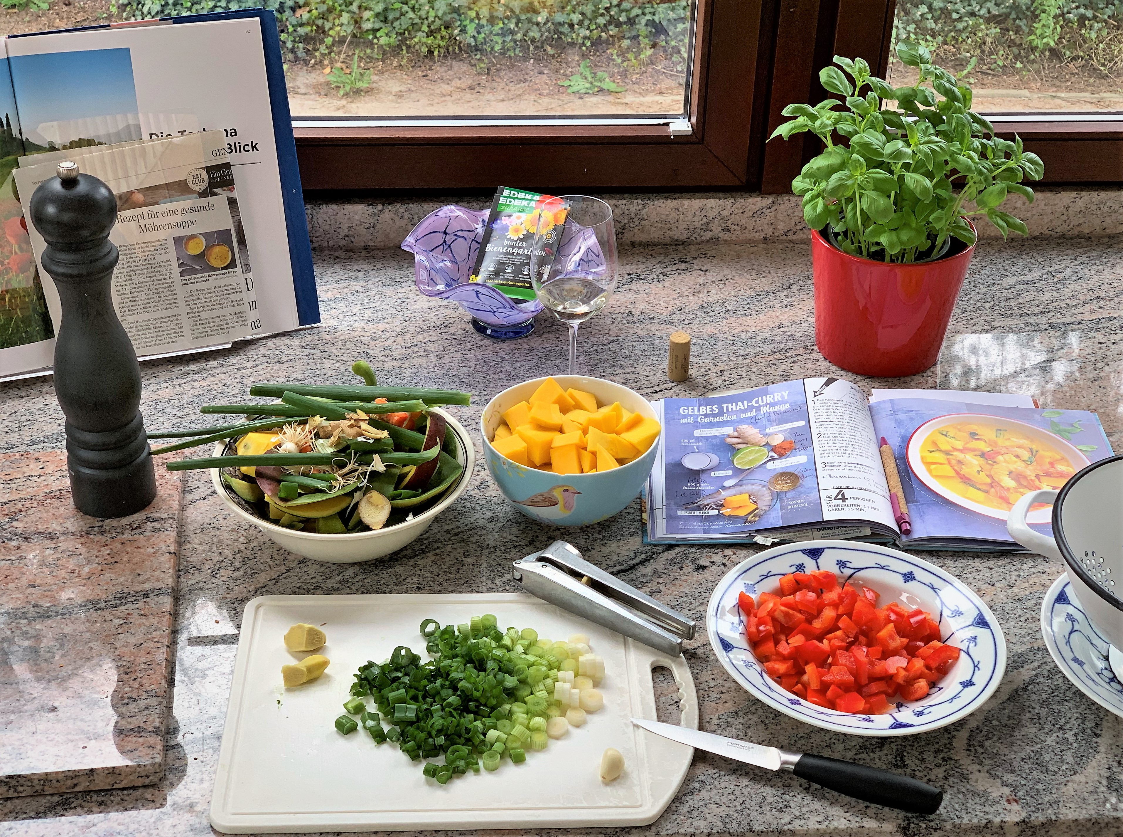 Vorbereitung der Zutaten zum Scampi-Curry mit Mango