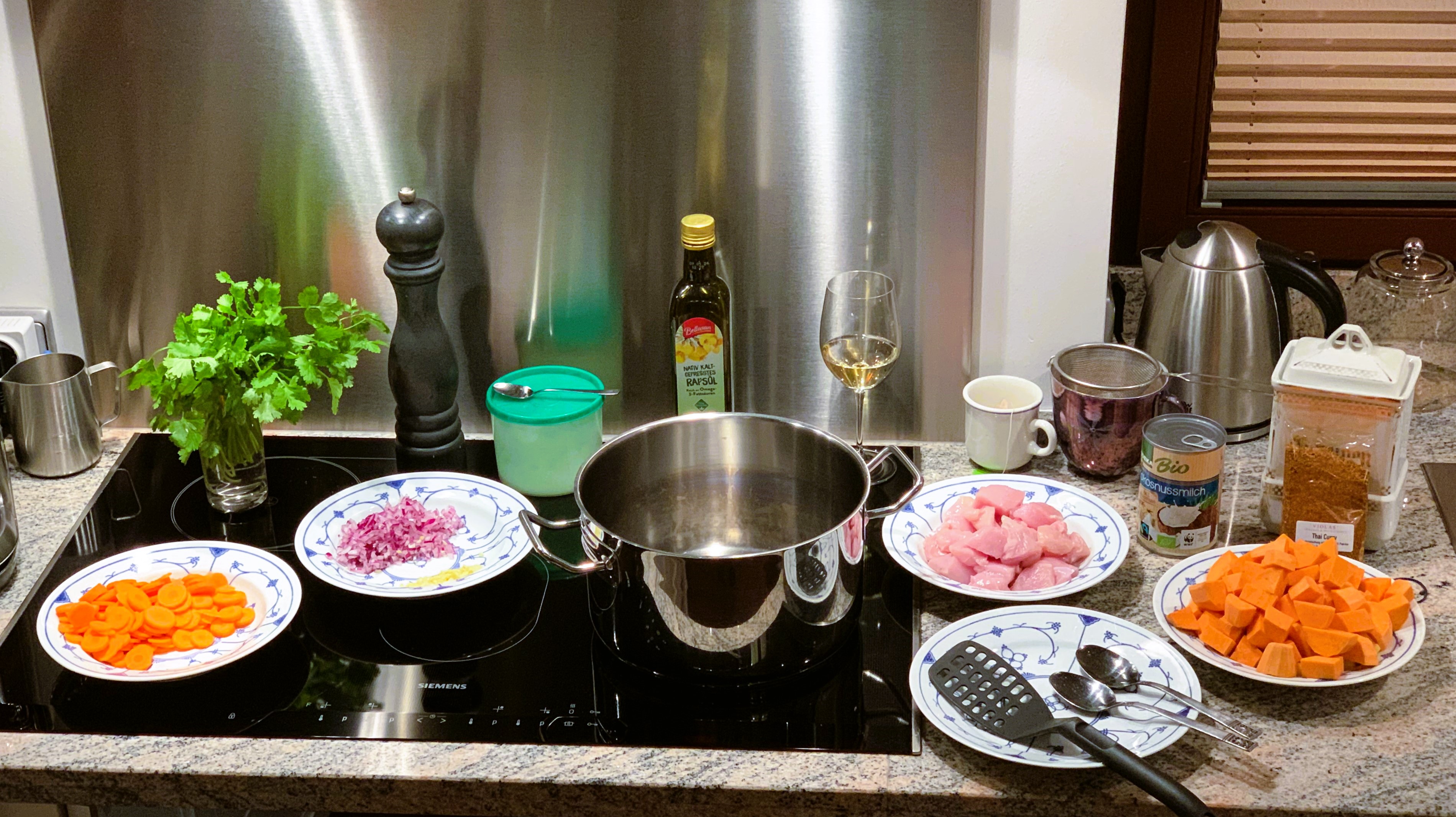 Alle Zutaten für das Süßkartoffel-Curry sind vorbereitet und das finale Kochvergnügen kann beginnen :)