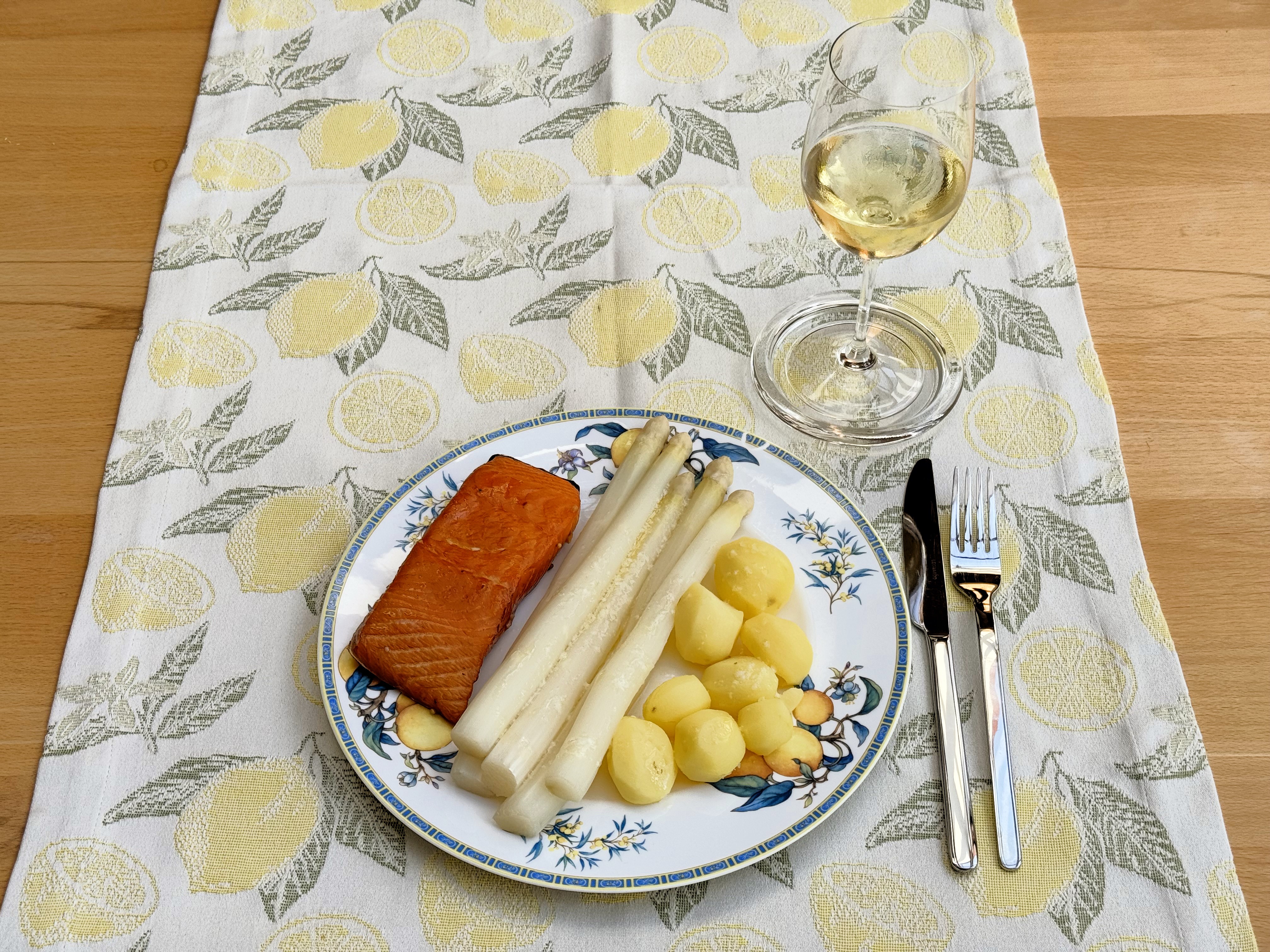 Spargel mit Fischbeilage - und einem leichten "Spargelwein"