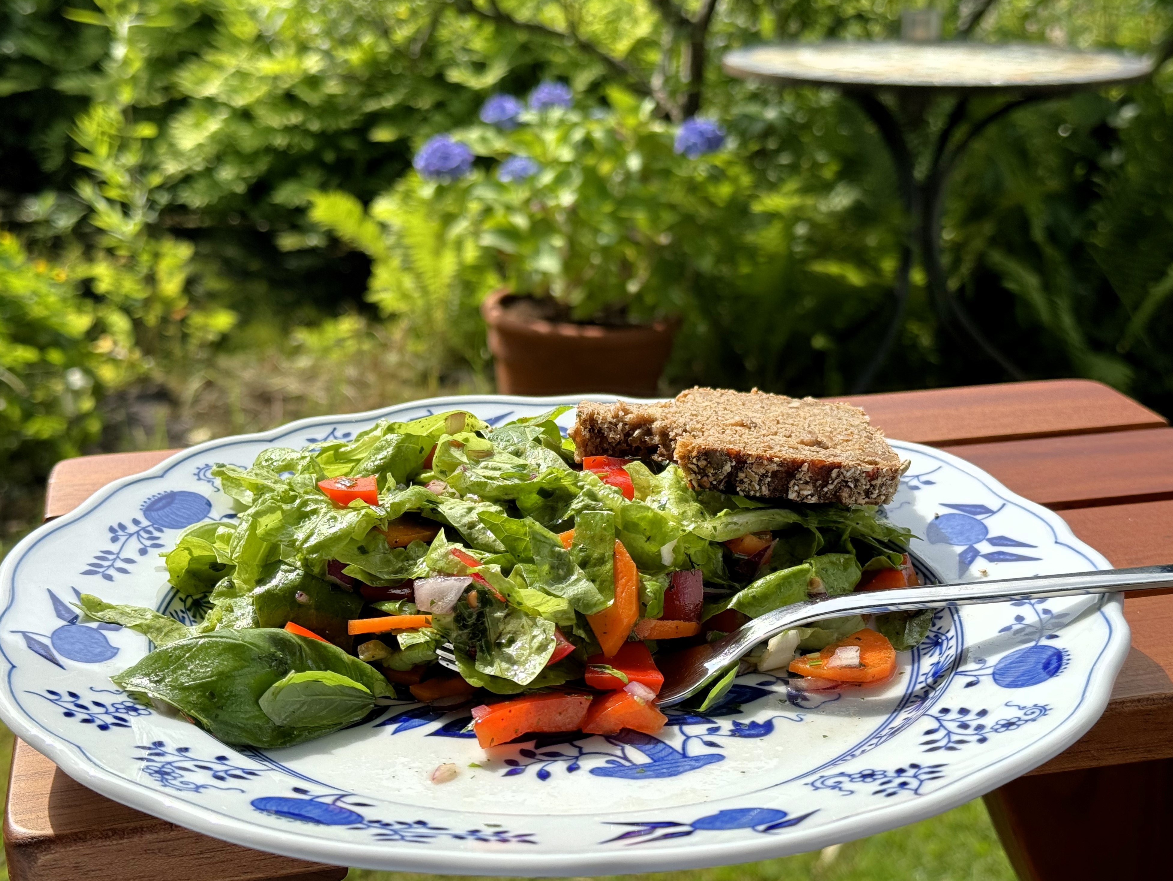 Kleine Zwischenmahlzeit im Garten 
(hier schon zur Hälfte verspeist ;-))