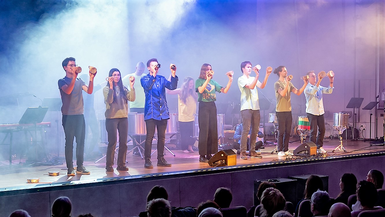 BrazilianBeatz mit dem Intro zum Ilé Aiyê beim Werkstattkonzert am 4. Februar 2023 im Großen Saal der Musikhochschule Lübeck (© Maximilian Busch)